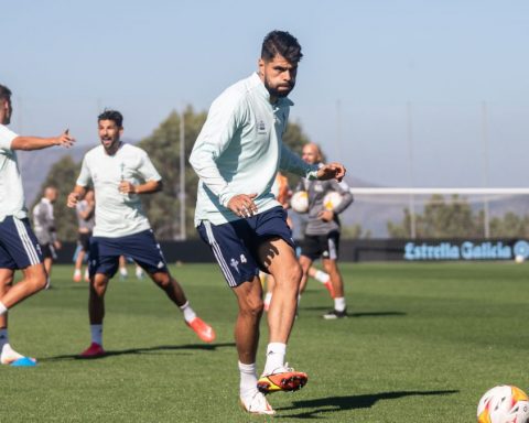 Néstor Araújo golpea el balón durante un entrenamiento del Celta en la ciudad deportiva del club celeste.