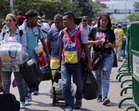 Colombia amplia horarios de entrada en la frontera por el día sin IVA