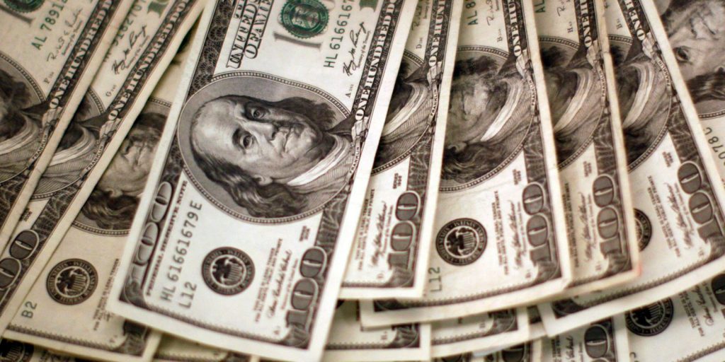 Dollar closes at R$5.64 and accumulates high of 3.67% in October