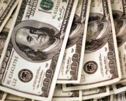 Dollar closes at R$5.64 and accumulates high of 3.67% in October