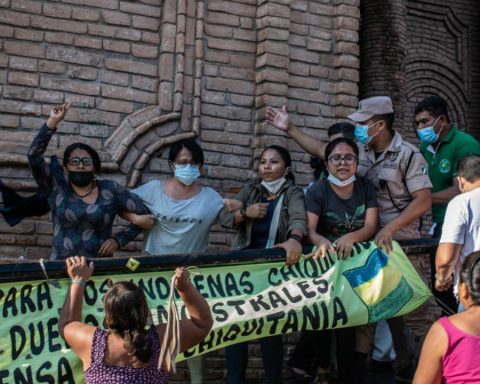 Pregnant girl: Mujeres Creando defaced the Santa Cruz cathedral and protested in San Francisco (VIDEO)