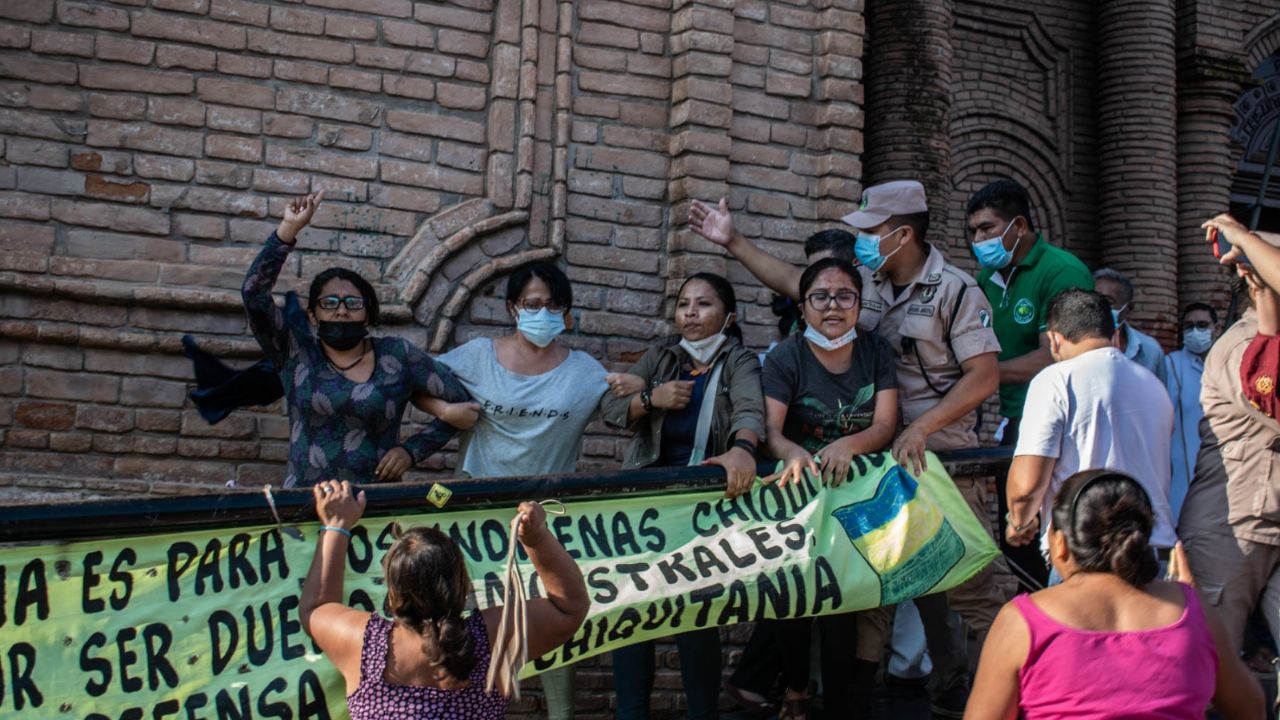 Pregnant girl: Mujeres Creando defaced the Santa Cruz cathedral and protested in San Francisco (VIDEO)