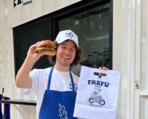 Youtuber Luisito Comunica opened hamburger restaurant in Peru