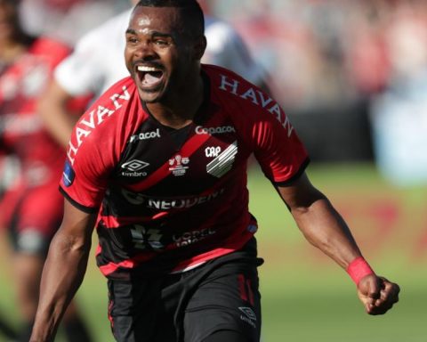 1-0: A goal from Nikao gives the Copa Sudamericana to At.  Paranaense