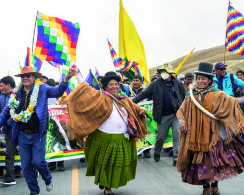 4 MAS marches burst into La Paz evoking Katari