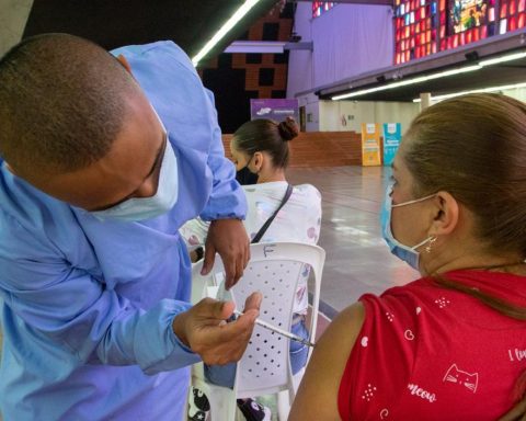 70% of Colombians already have a dose of anticovid vaccine: Government