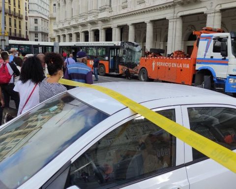 A bus hits the Hotel Manzana Kempinski in Havana