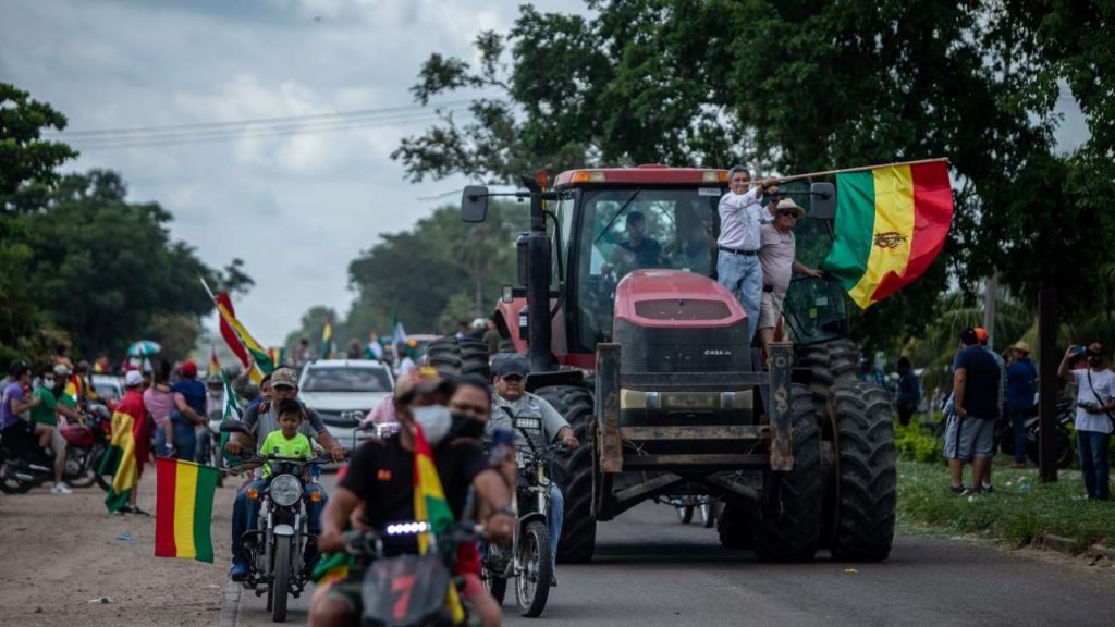 A hundred tractors move to Montero in protest against Law 1386