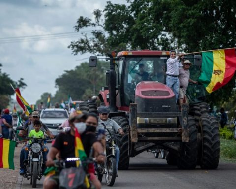 A hundred tractors move to Montero in protest against Law 1386