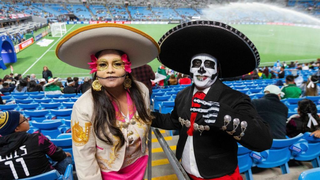 Aficionados de México con atuendos del Día de Muertos alientan hoy a su equipo previo al partido amistoso de fútbol contra Ecuador, en el estadio Bank of America en Charlotte, Carolina del Norte (EE.UU).