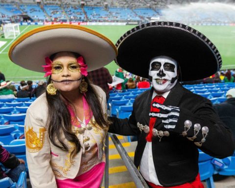 Aficionados de México con atuendos del Día de Muertos alientan hoy a su equipo previo al partido amistoso de fútbol contra Ecuador, en el estadio Bank of America en Charlotte, Carolina del Norte (EE.UU).
