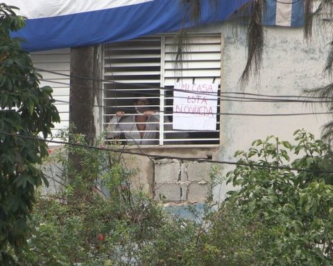 A violent mob surrounds Yunior García's house and attacks the foreign press