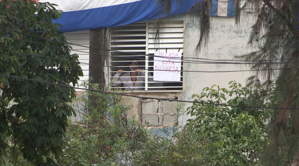 A violent mob surrounds Yunior García's house and attacks the foreign press