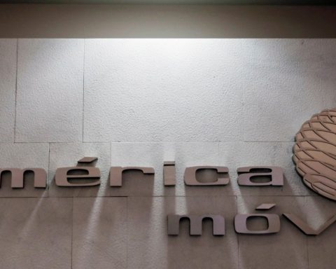 América Móvil concludes the sale of 100% of Tracfone to Verizon