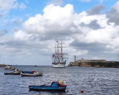 Among curious and 'restless boys' a Norwegian sailboat arrives in Havana