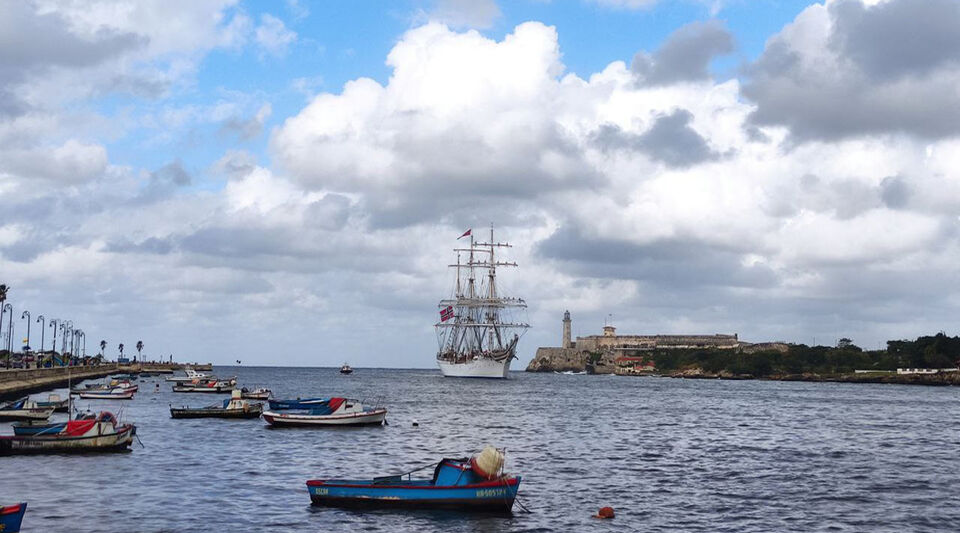 Among curious and 'restless boys' a Norwegian sailboat arrives in Havana