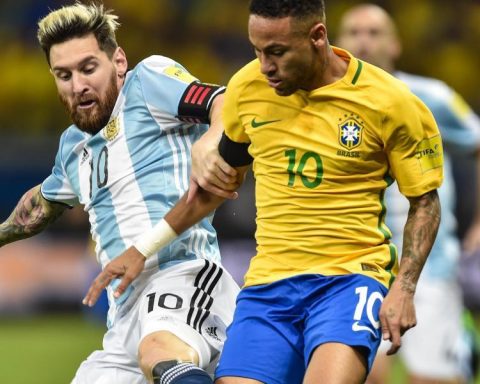 Argentina and Messi go for the ticket to the World Cup against a Brazil without Neymar