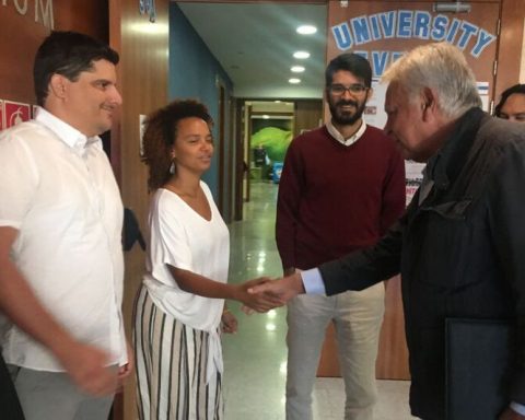 Before his mission in Spain, Agent Fernando visited the grave of his "guide", Fidel Castro