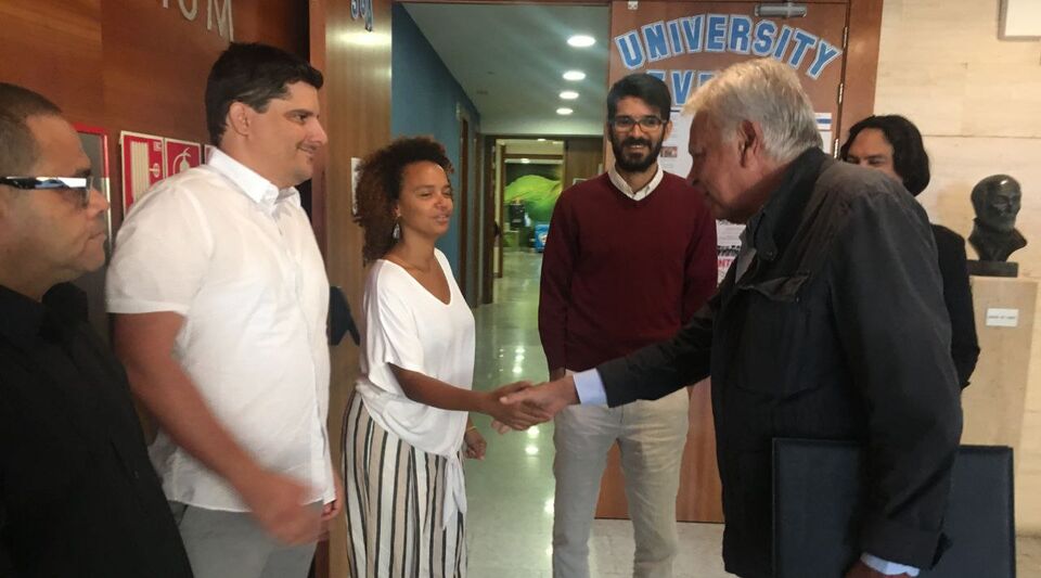 Before his mission in Spain, Agent Fernando visited the grave of his "guide", Fidel Castro