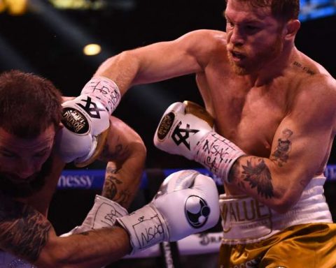 'Canelo' Álvarez knocks out Plant and is the first undisputed super middleweight champion