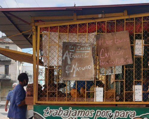 Charcoal for the Christmas chicken, offered by Cuban merchants in the absence of pork