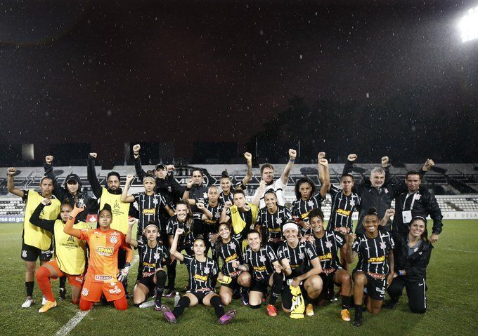 Corinthians scores a historic 8-0 win over Nacional and goes to the final of the Libertadores