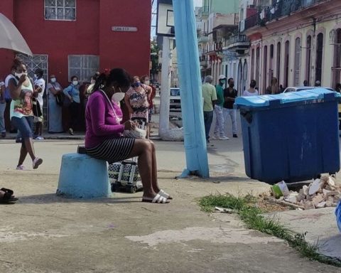 Counterrevolutionary dialogue in a queue in Centro Habana