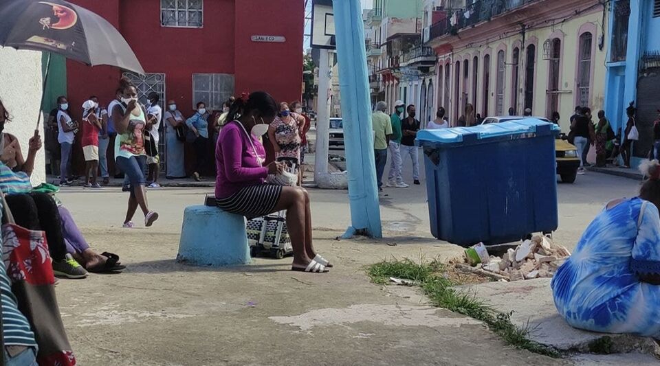 Counterrevolutionary dialogue in a queue in Centro Habana