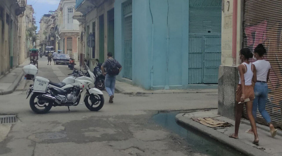 Cuban journalist asks the police to go after the thieves and not the activists