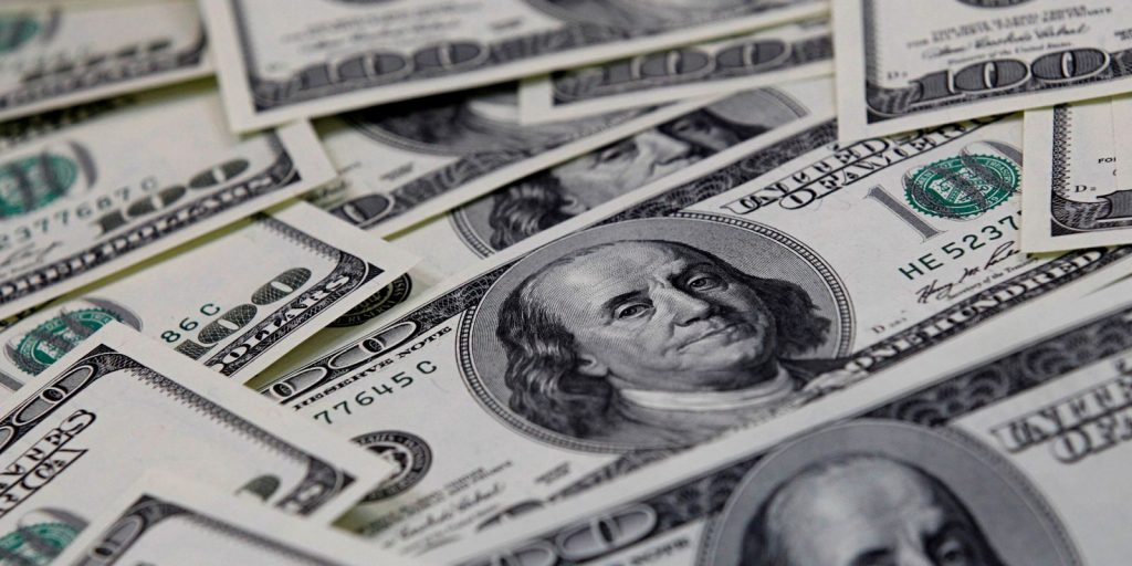 Dollar goes to R$ 5.67 and closes at the highest value in more than six months