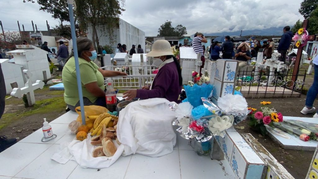 Eating with the deceased, a tradition that returned to the Calderón cemetery