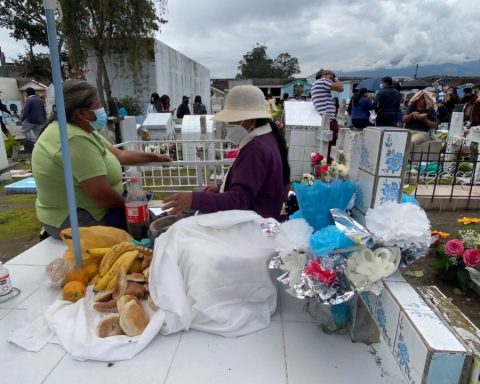 Eating with the deceased, a tradition that returned to the Calderón cemetery