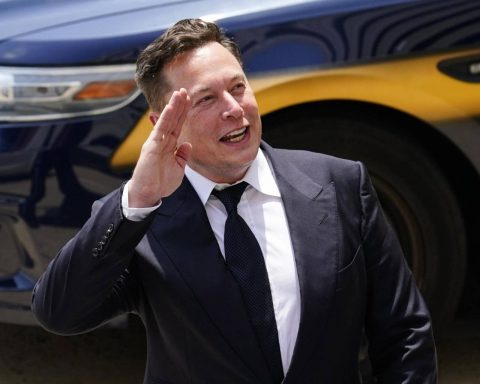 Elon Musk asks on Twitter if he should sell Tesla stock