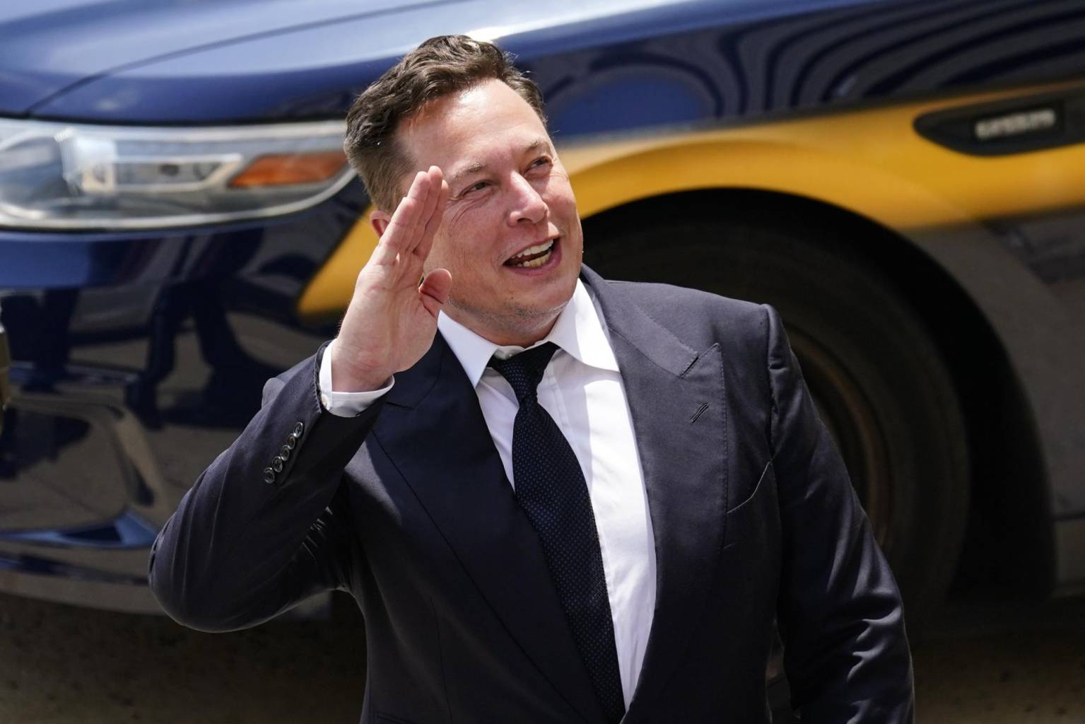 Elon Musk asks on Twitter if he should sell Tesla stock