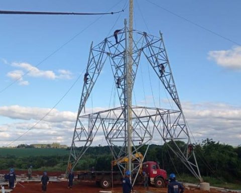 Energy sovereignty in Itaipu: ANDE places first of the 140 towers