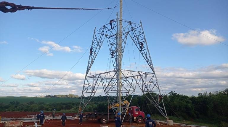 Energy sovereignty in Itaipu: ANDE places first of the 140 towers