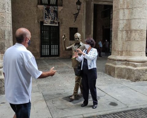 Eusebio Leal takes possession of the Plaza de Armas in Havana