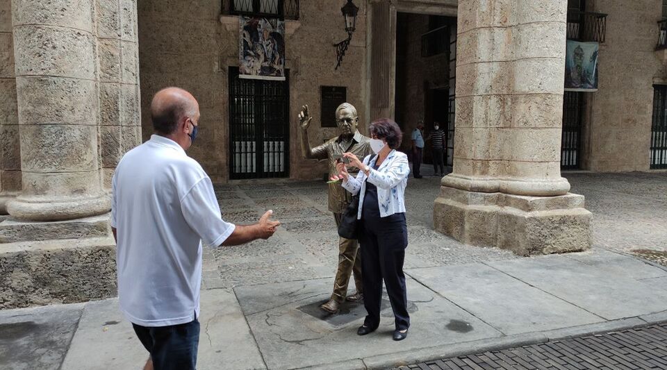 Eusebio Leal takes possession of the Plaza de Armas in Havana