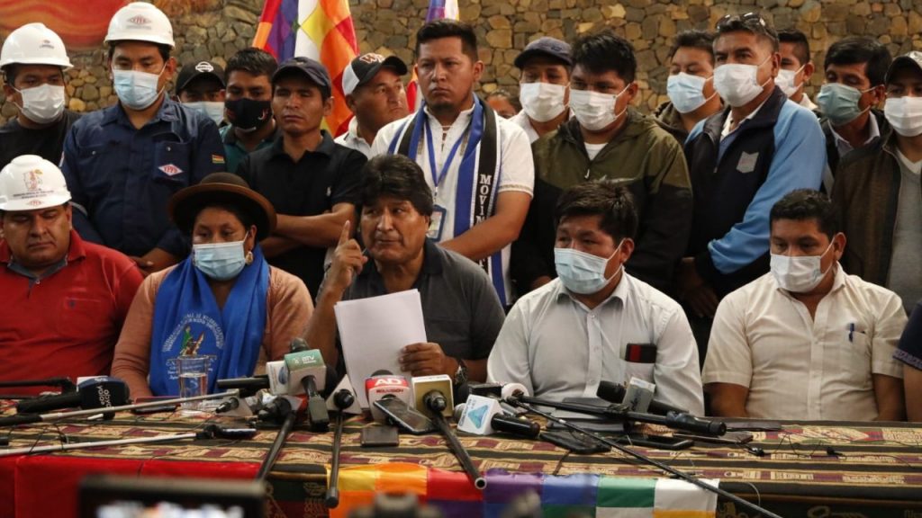 Evo announces the march from Caracollo to La Paz to "defend" Arce