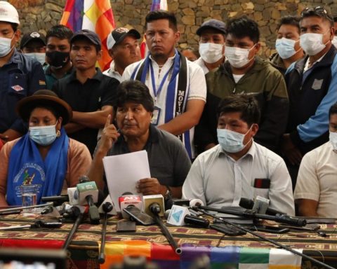 Evo announces the march from Caracollo to La Paz to "defend" Arce