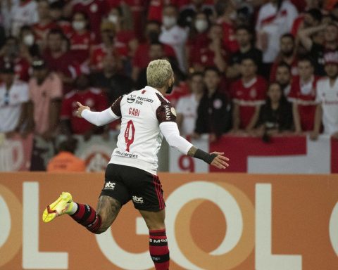 Flamengo beats Internacional and keeps the Brazilian's dream alive