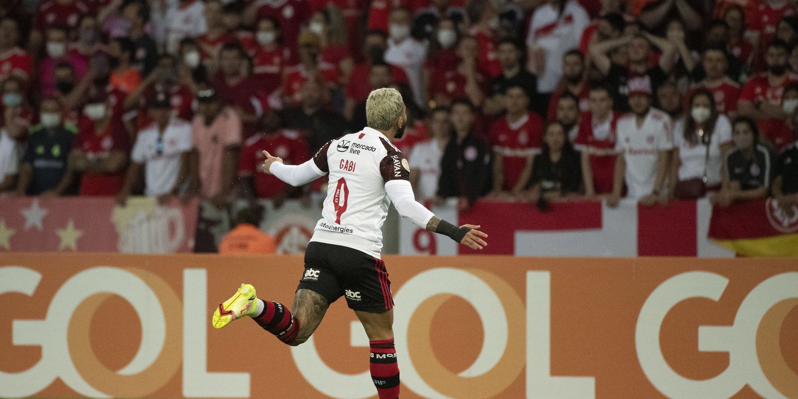Flamengo beats Internacional and keeps the Brazilian's dream alive