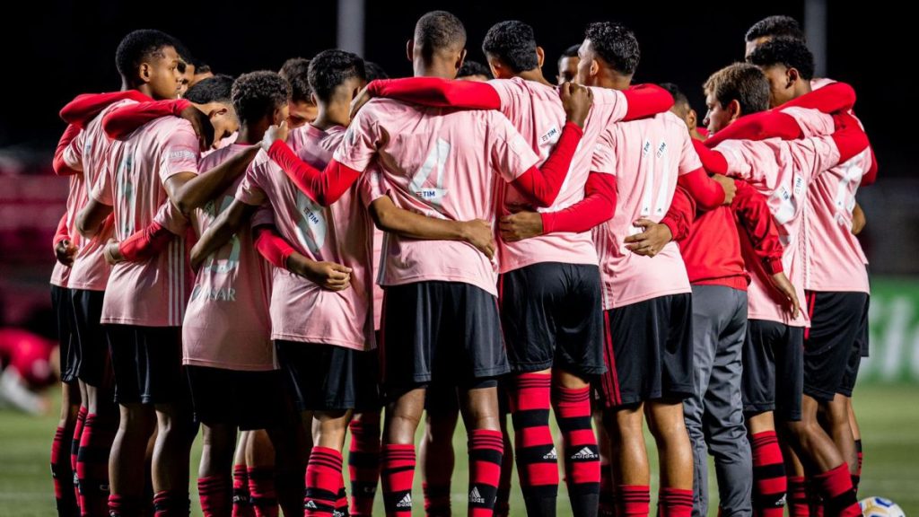 El equipo Sub-17 del Mengao conquistó la Copa do Brasil con una clara superioridad sobre el resto de rivales y suma el título al Brasileirao de este año.