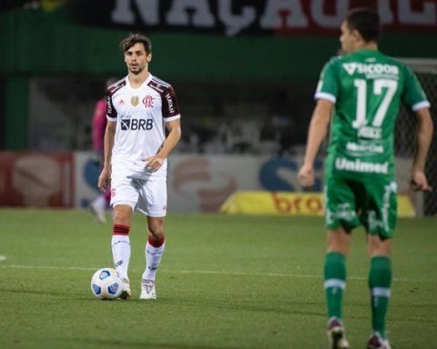 Flamengo only achieved a 2-2 draw against the bottom and reinforces the primacy of Mineiro