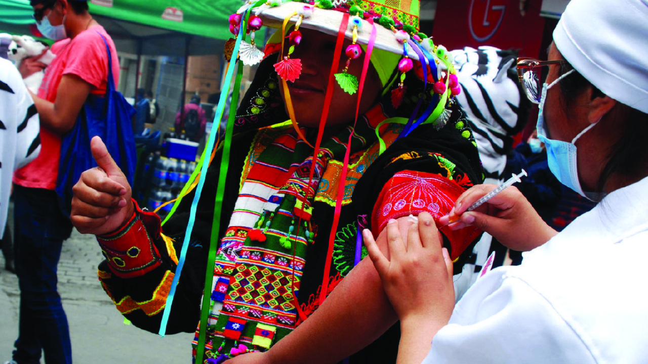 Fraternos del Gran Poder are vaccinated for the Tata party