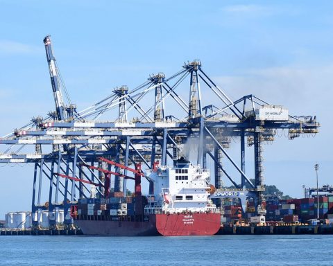 Government auctions port terminals today