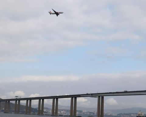 Holiday leaves traffic slow on the Rio-Niterói Bridge