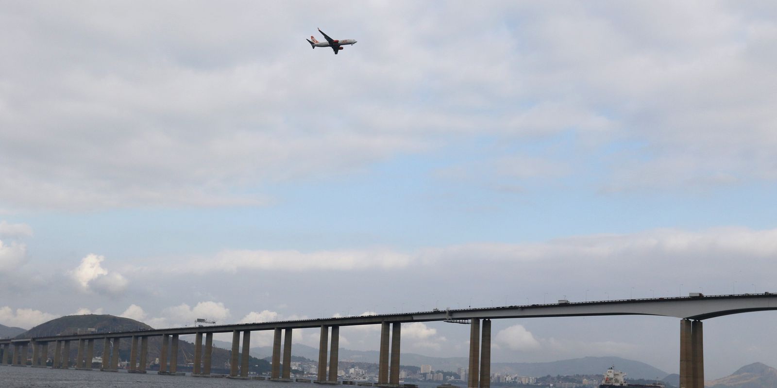 Holiday leaves traffic slow on the Rio-Niterói Bridge