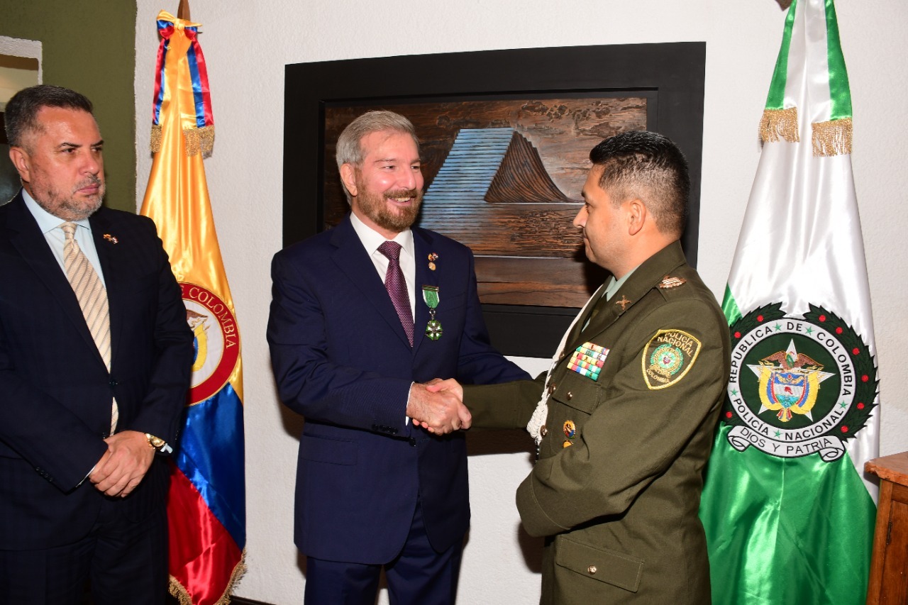 Honorary Consul receives decoration