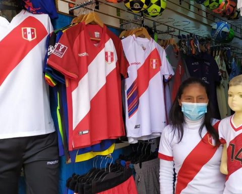 Huancayo: Peruvian triumph fuels illusion of merchants who hope to increase sales of t-shirts